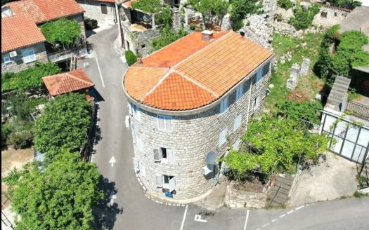 Family house with a view of Sveti Stefan island