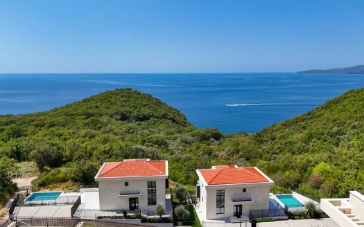 Two new Villas with sea view and swimming pools
