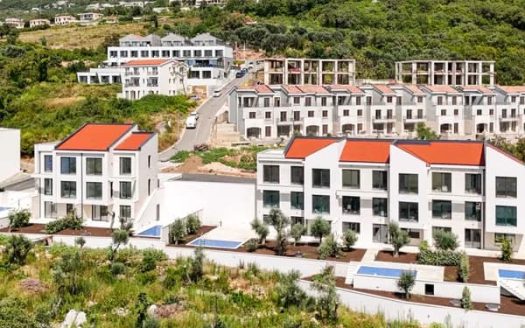 Semi-detached house with a swimming pool on the Budva Riviera, Reževići 