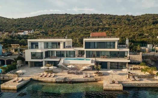 Luxury Villa The Two with private beach