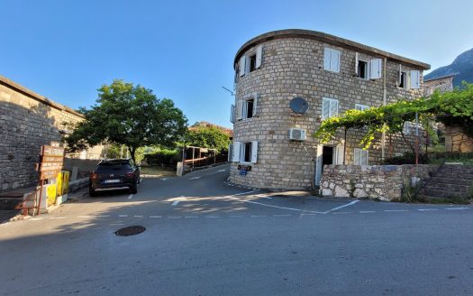 Family house with a view of Sveti Stefan island
