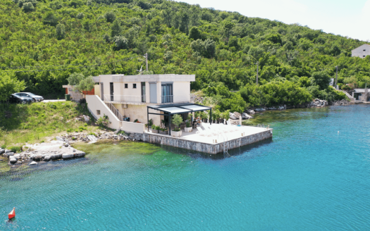 Villa first line to the sea