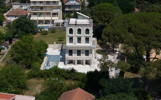 Stone Villa with Pool in Seljanovo