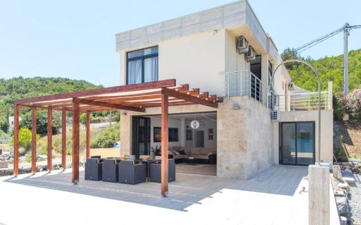 Villa first line to the sea