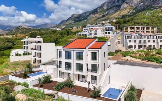 Semi-detached house with a swimming pool on the Budva Riviera, Reževići 