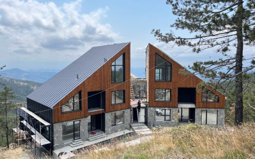 Luxurious four-room apartment in Divčibare with a panoramic view and a private sauna.